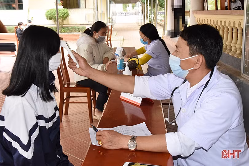 Các địa phương ở Hà Tĩnh tiêm vắc-xin phòng COVID-19 cho người từ 16 - 18 tuổi