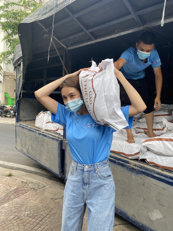 Thùy Tiên đăng quang Hoa hậu Hòa bình quốc tế 2021