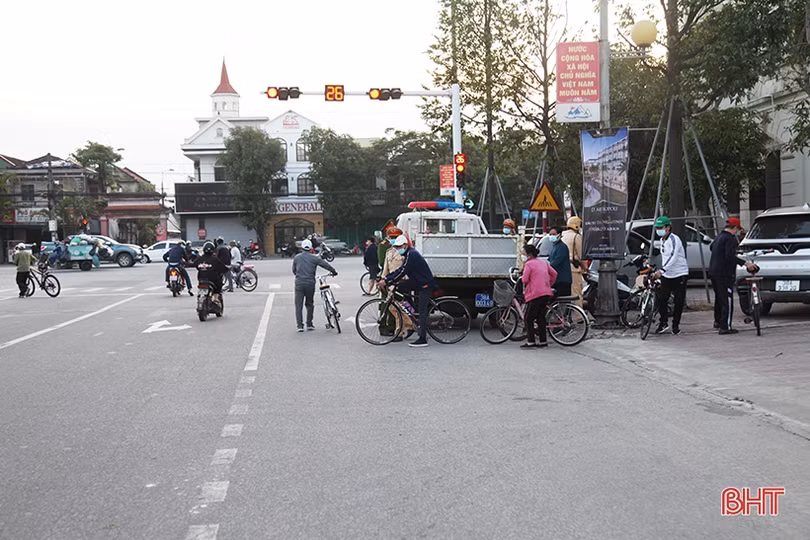Nhắc nhở, xử phạt nhiều trường hợp đạp xe, đi thể dục vi phạm Luật Giao thông ở TP Hà Tĩnh