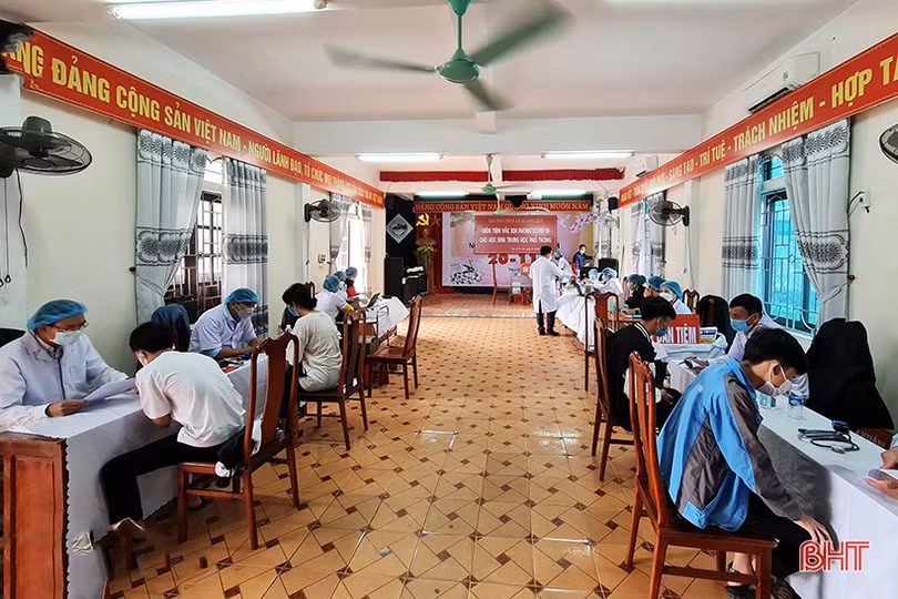 Các địa phương Hà Tĩnh tiếp tục tiêm vắc-xin phòng COVID-19 cho người từ 16 - 18 tuổi