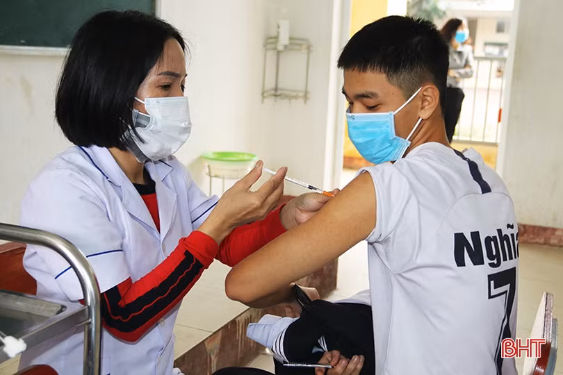 Các địa phương Hà Tĩnh tiếp tục tiêm vắc-xin phòng COVID-19 cho người từ 16 - 18 tuổi