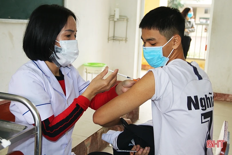 Các địa phương Hà Tĩnh tiếp tục tiêm vắc-xin phòng COVID-19 cho người từ 16 - 18 tuổi