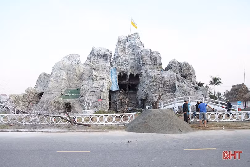 Bà con giáo dân dựng hang đá khổng lồ mừng đón Giáng sinh ở Hà Tĩnh