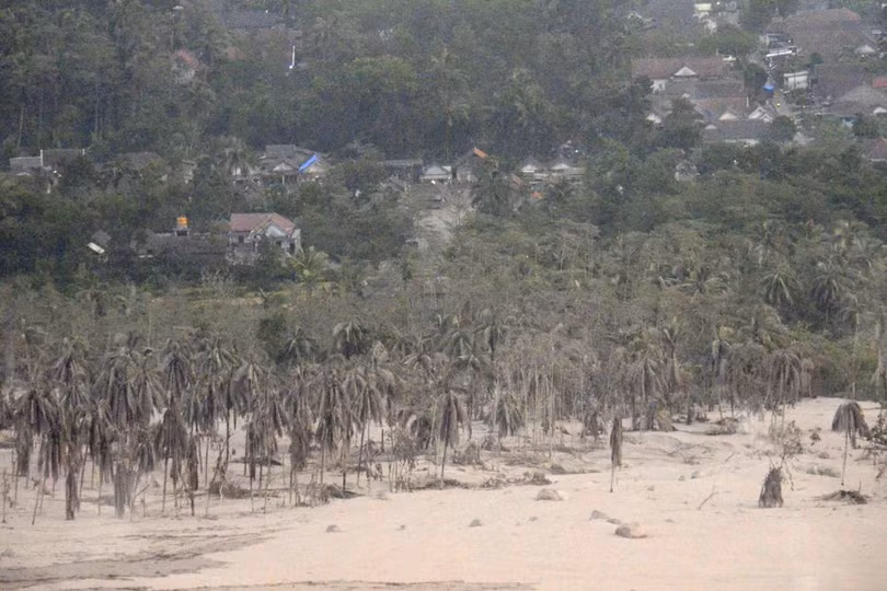 Kinh hoàng tro bụi núi lửa phủ kín cảnh vật ở Indonesia