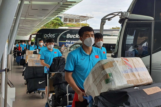 Những hình ảnh đầu tiên của ĐT Việt Nam khi đặt chân tới Singapore - Ảnh 4. Những hình ảnh đầu tiên của ĐT Việt Nam khi đặt chân tới Singapore