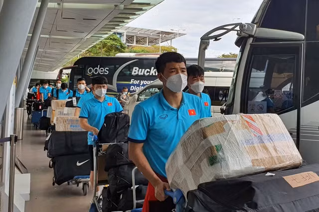 Những hình ảnh đầu tiên của ĐT Việt Nam khi đặt chân tới Singapore