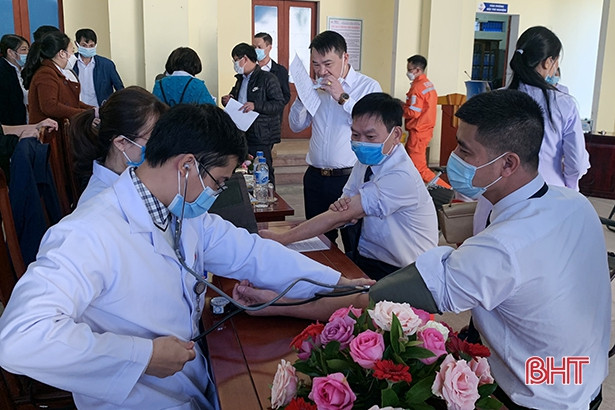 Xí nghiệp Dịch vụ Điện lực Hà Tĩnh hiến máu tình nguyện trong “Tuần lễ hồng EVN”