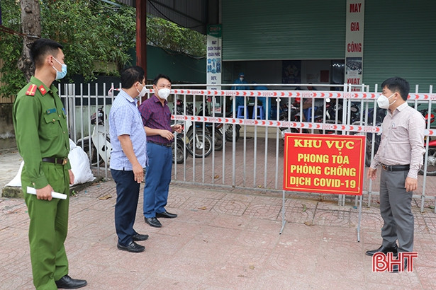 Khẩn trương truy vết, lấy mẫu xét nghiệm chùm ca bệnh tại Thạch Long