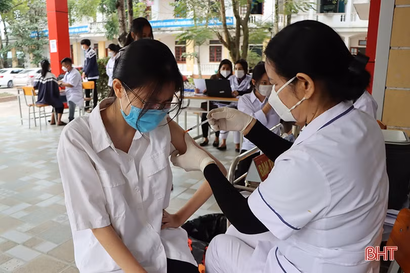 Các địa phương ở Hà Tĩnh tiêm vắc-xin phòng COVID-19 cho người từ 16 - 18 tuổi