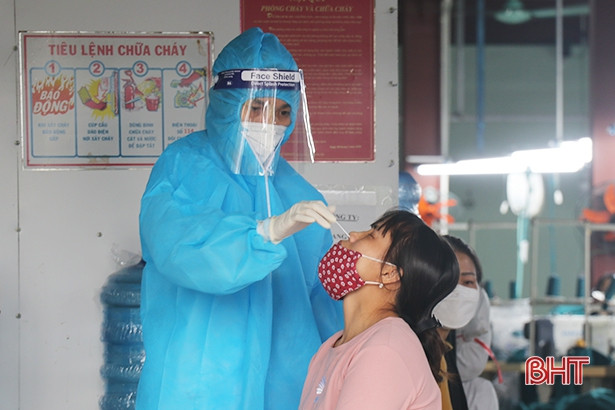 Khẩn trương truy vết, lấy mẫu xét nghiệm chùm ca bệnh tại Thạch Long