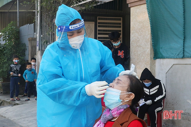 Truy vết được 112 F1 của 2 ca bệnh mới ở thị trấn Thạch Hà