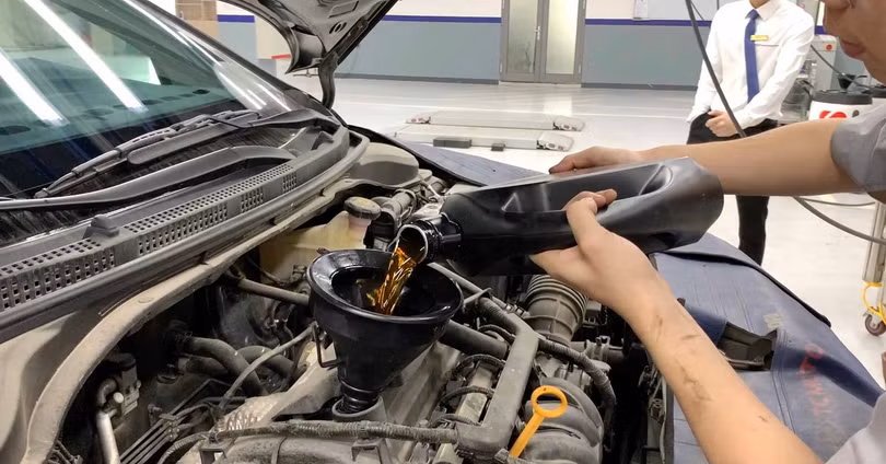 Xe ô tô chạy bao nhiêu km thì thay nhớt để đảm bảo chất lượng?