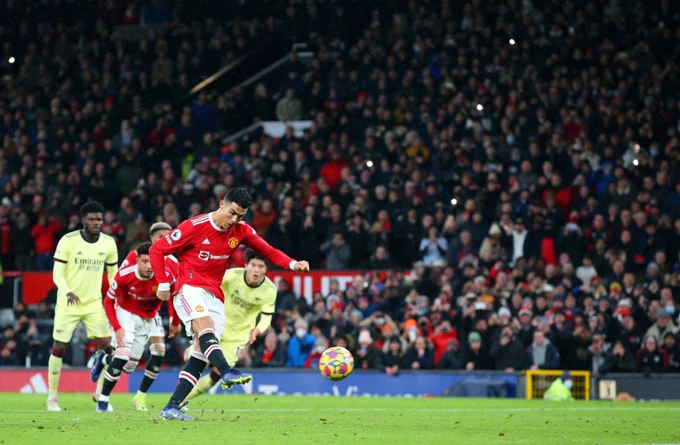 Ronaldo lập cú đúp, MU chật vật hạ Arsenal