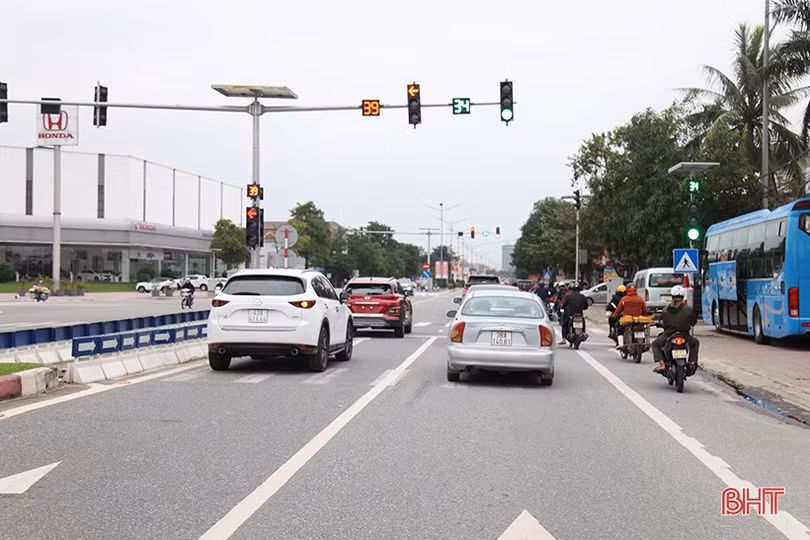 Di chuyển như thế nào khi cùng lúc có 2 hệ thống đèn tín hiệu giao thông tại TP Hà Tĩnh?