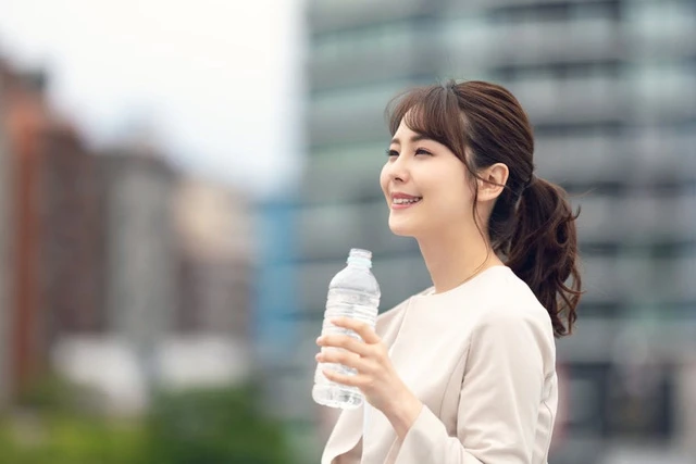 Uống nước có giảm các tác dụng phụ khi tiêm vaccine COVID-19?