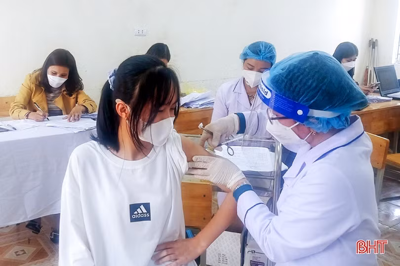Các địa phương ở Hà Tĩnh tiêm vắc-xin phòng COVID-19 cho người từ 16 - 18 tuổi