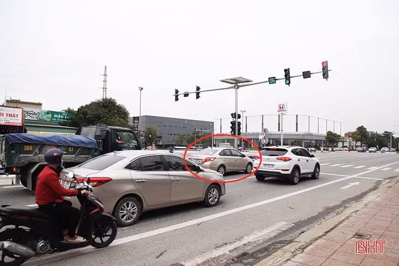 Di chuyển như thế nào khi cùng lúc có 2 hệ thống đèn tín hiệu giao thông tại TP Hà Tĩnh?