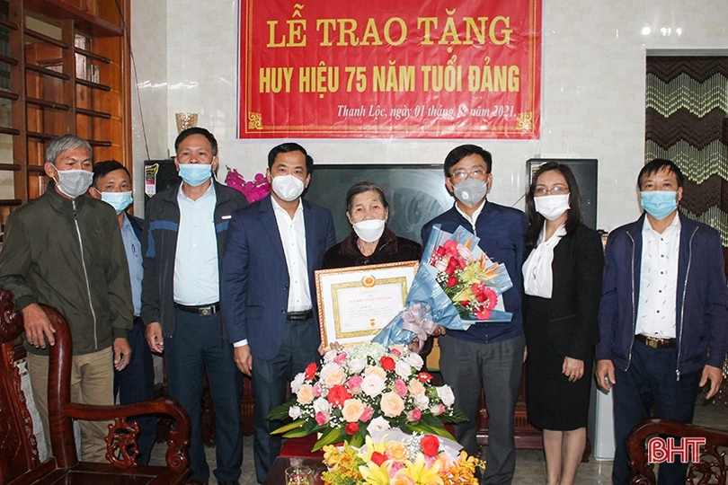 Bí thư Tỉnh ủy chúc mừng đảng viên nhận Huy hiệu 75 năm tuổi Đảng