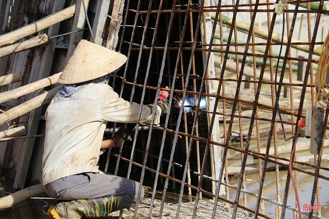 Công nhân “chạy đua” với thời tiết, thi công công trình điểm nhấn đô thị phía Nam Hà Tĩnh