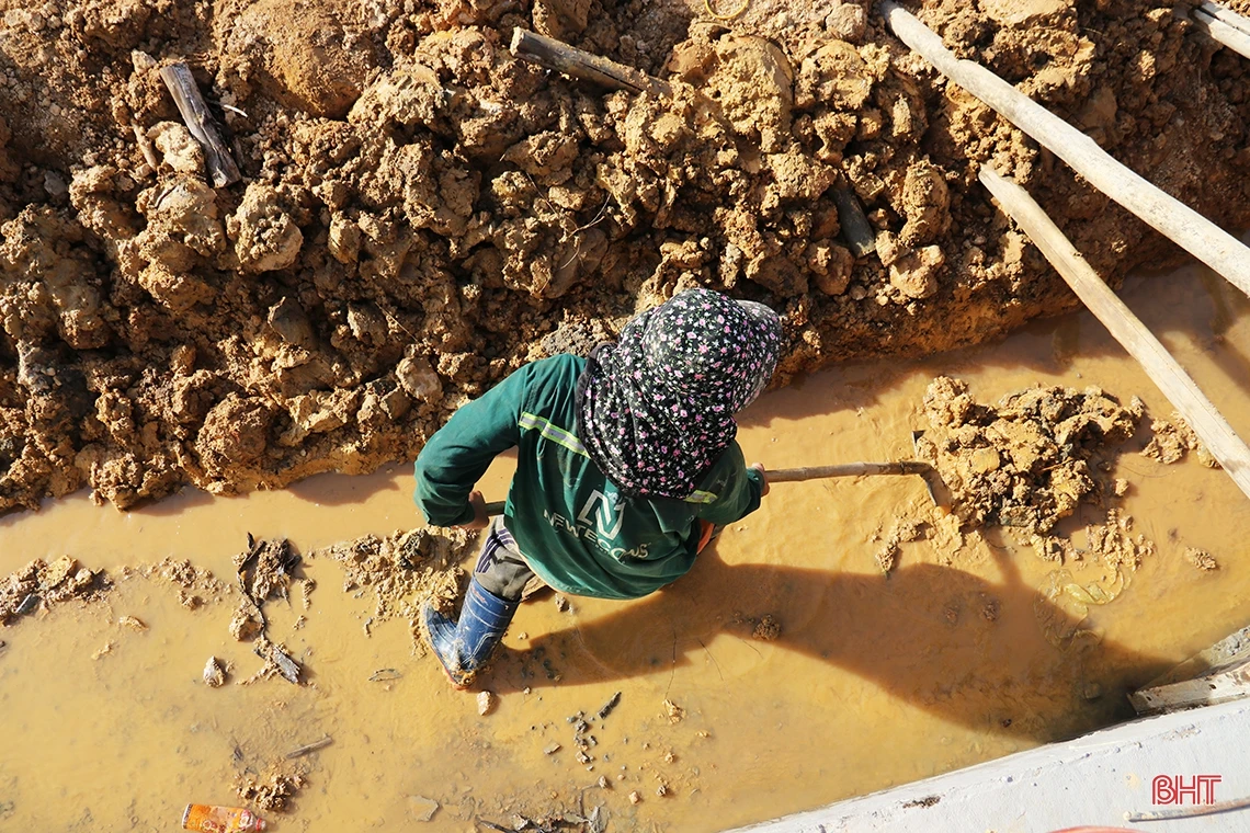 Công nhân “chạy đua” với thời tiết, thi công công trình điểm nhấn đô thị phía Nam Hà Tĩnh