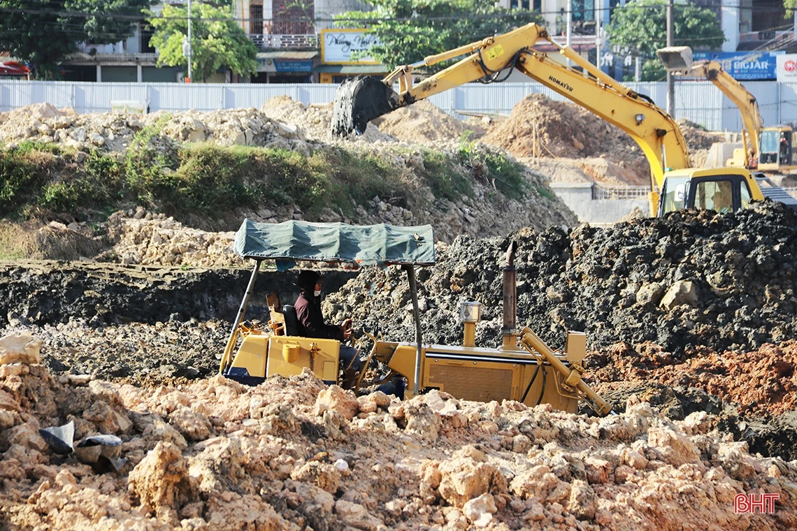 Công nhân “chạy đua” với thời tiết, thi công công trình điểm nhấn đô thị phía Nam Hà Tĩnh