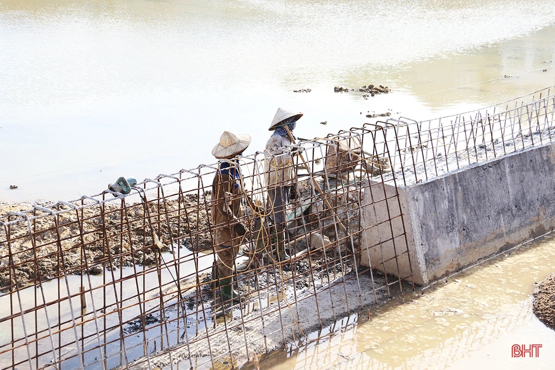 Công nhân “chạy đua” với thời tiết, thi công công trình điểm nhấn đô thị phía Nam Hà Tĩnh