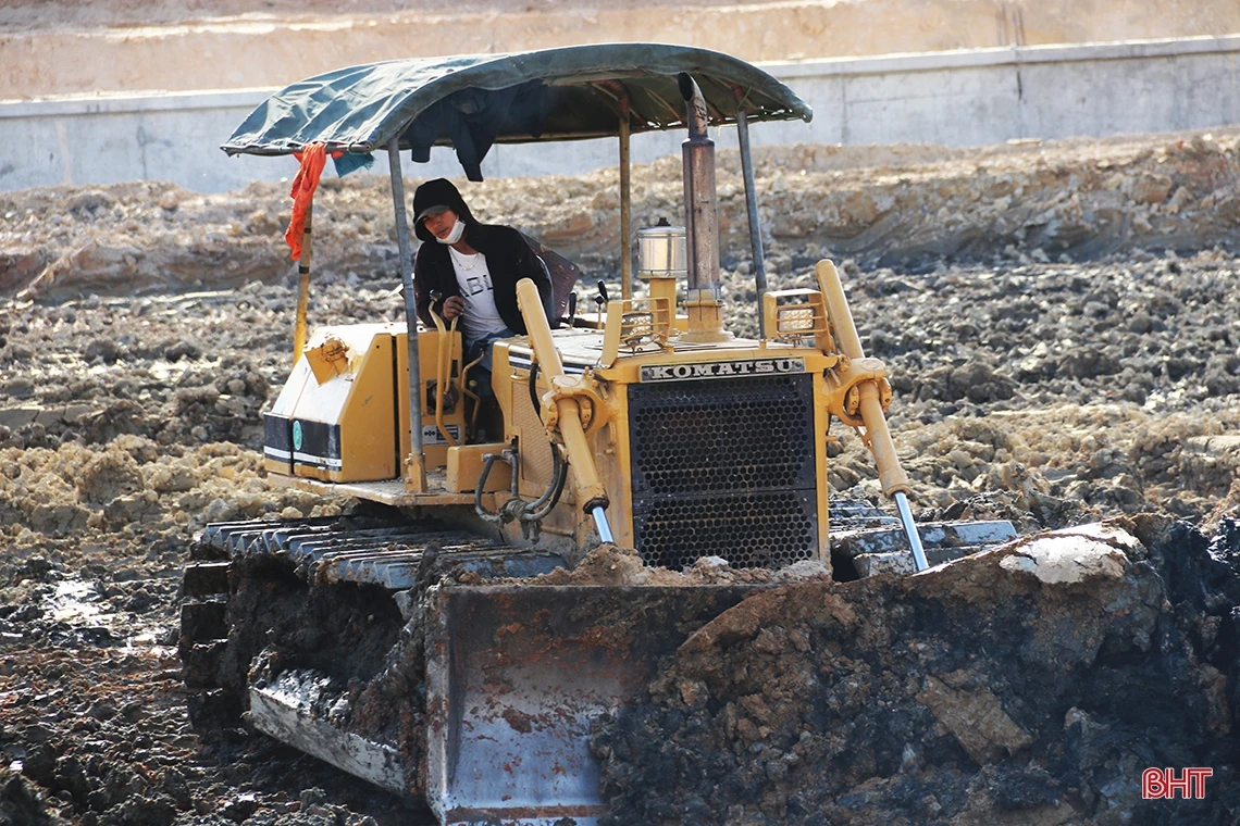 Công nhân “chạy đua” với thời tiết, thi công công trình điểm nhấn đô thị phía Nam Hà Tĩnh