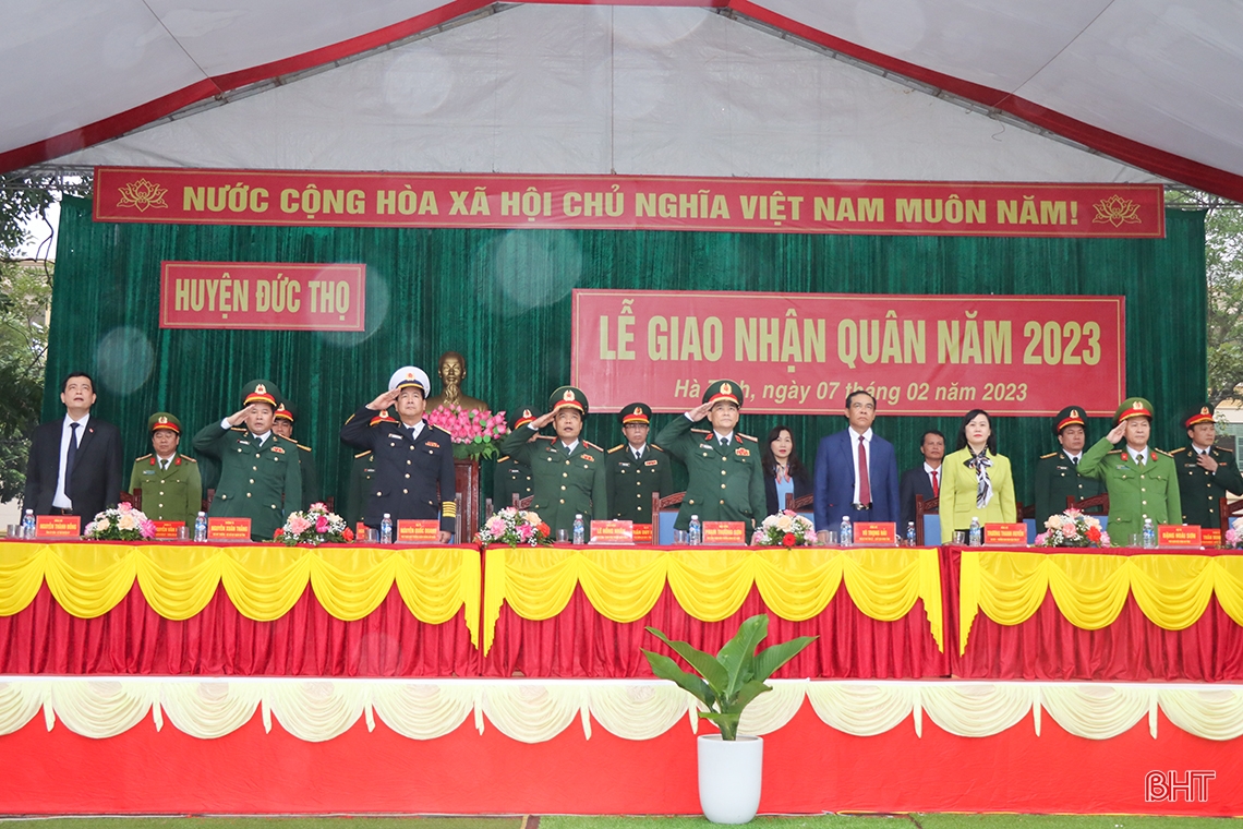 Phó Tổng Tham mưu trưởng QĐND Việt Nam và Chủ tịch UBND tỉnh dự lễ giao quân tại Đức Thọ