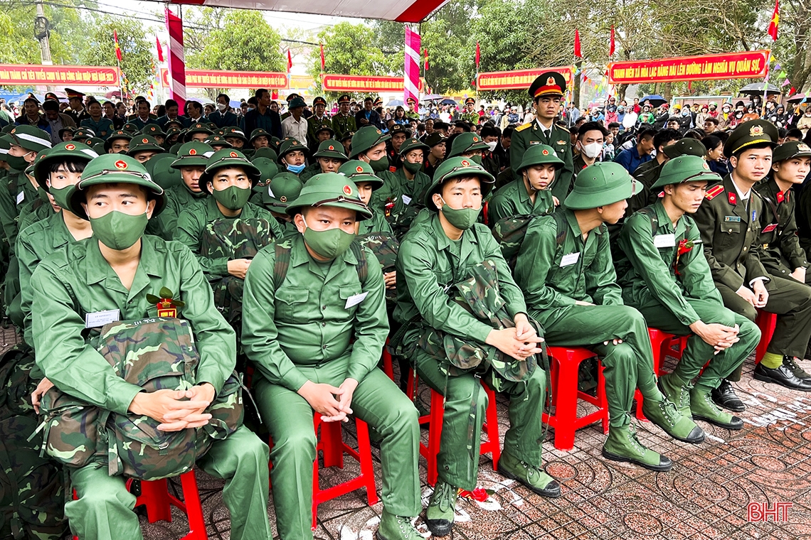 Phó Tổng Tham mưu trưởng QĐND Việt Nam và Chủ tịch UBND tỉnh dự lễ giao quân tại Đức Thọ