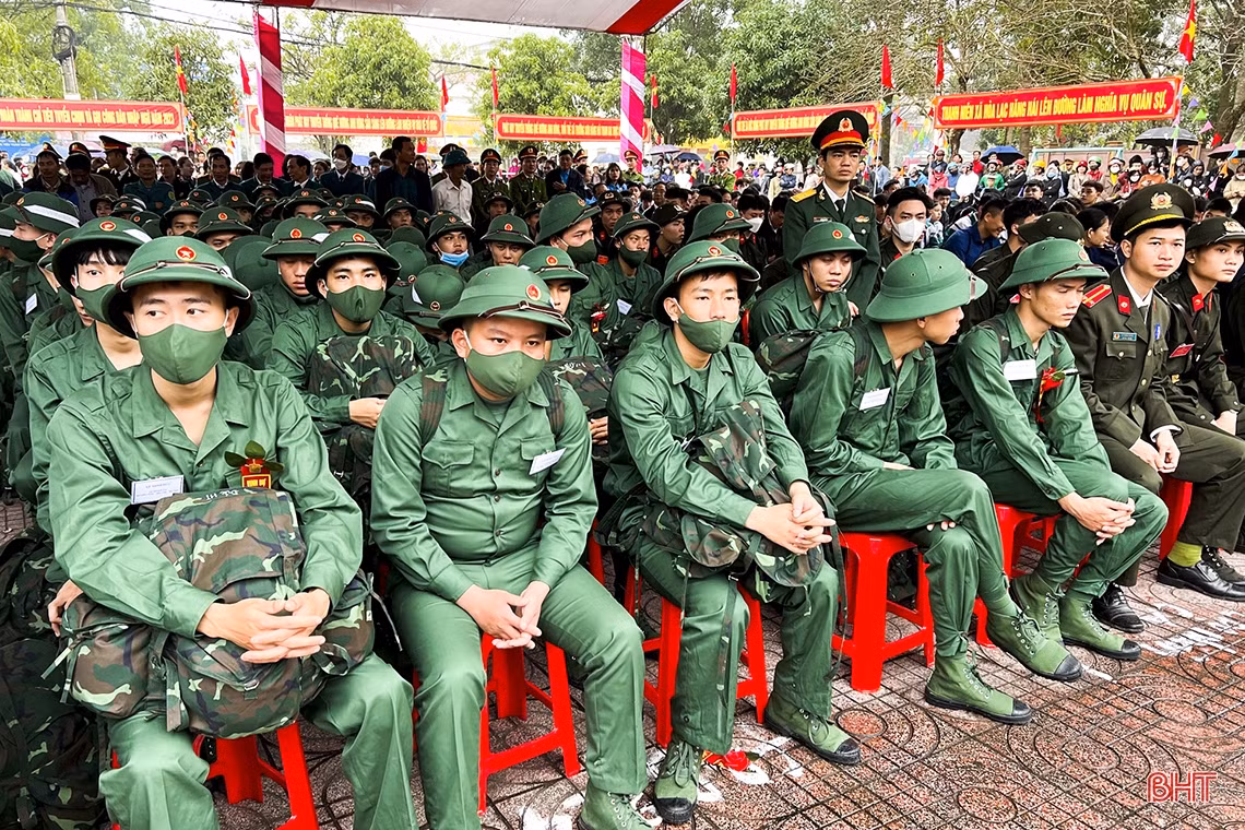 Phó Tổng Tham mưu trưởng QĐND Việt Nam và Chủ tịch UBND tỉnh dự lễ giao quân tại Đức Thọ