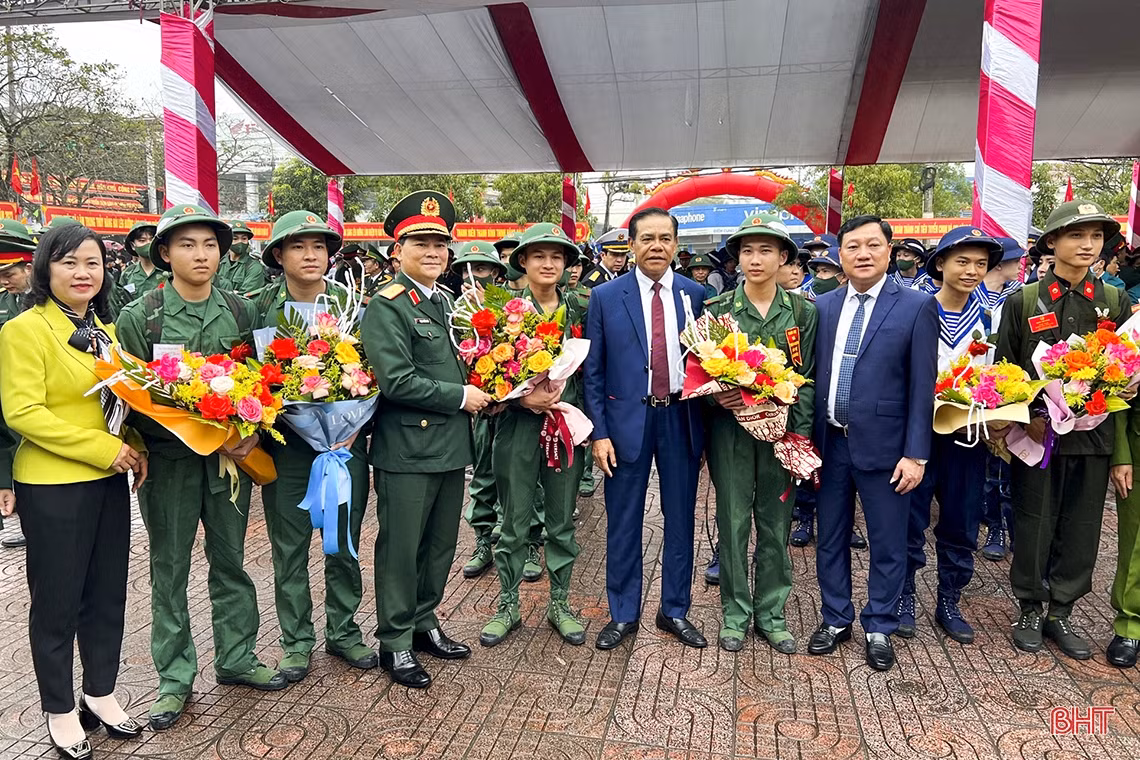 Phó Tổng Tham mưu trưởng QĐND Việt Nam và Chủ tịch UBND tỉnh dự lễ giao quân tại Đức Thọ