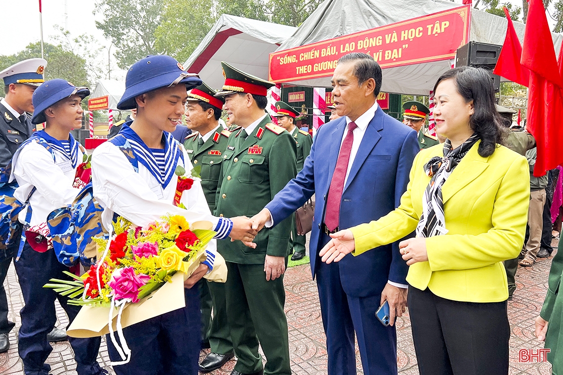 Phó Tổng Tham mưu trưởng QĐND Việt Nam và Chủ tịch UBND tỉnh dự lễ giao quân tại Đức Thọ