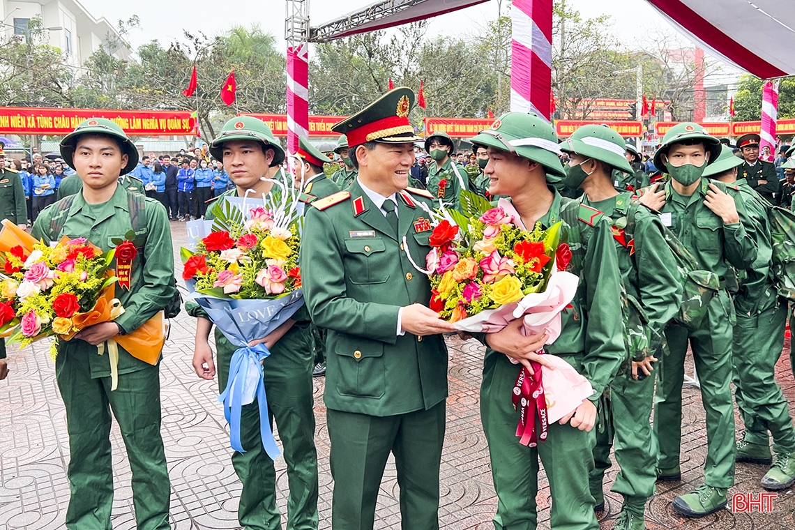 Phó Tổng Tham mưu trưởng QĐND Việt Nam và Chủ tịch UBND tỉnh dự lễ giao quân tại Đức Thọ