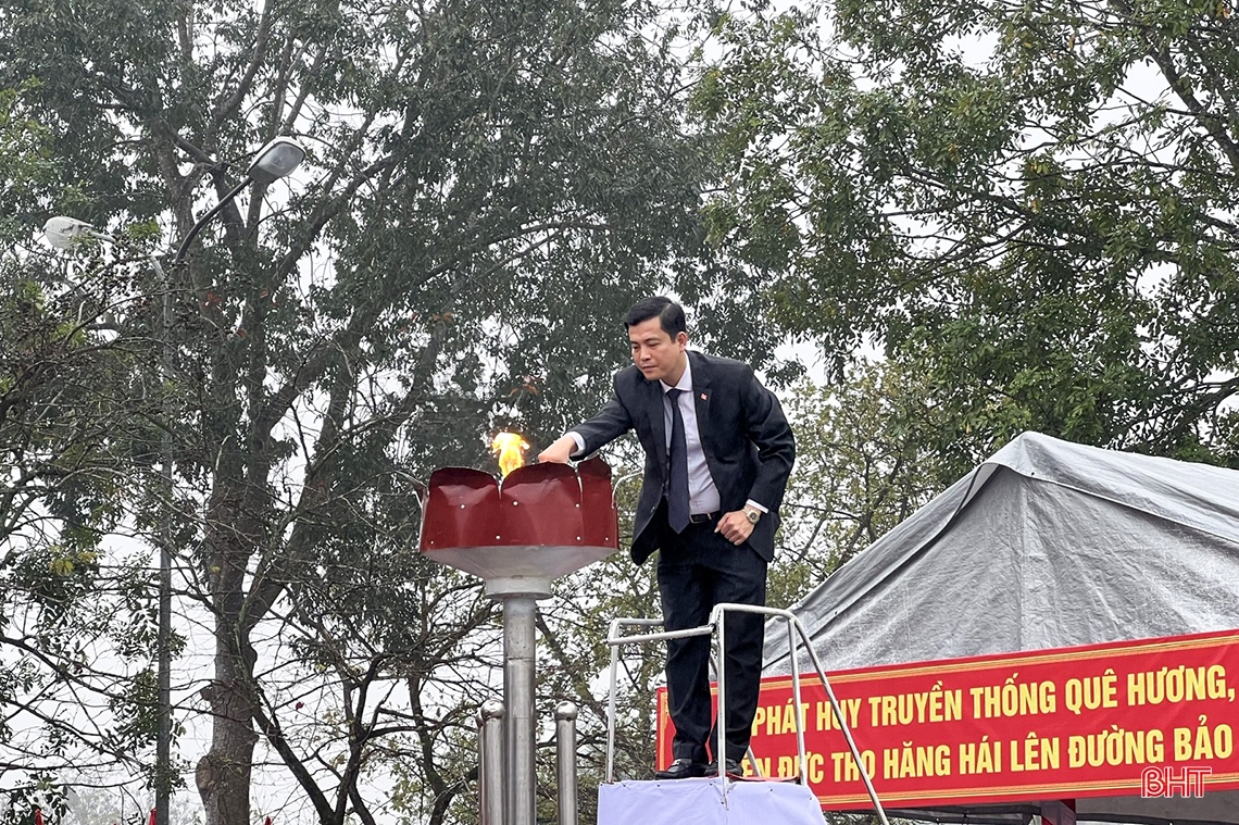 Phó Tổng Tham mưu trưởng QĐND Việt Nam và Chủ tịch UBND tỉnh dự lễ giao quân tại Đức Thọ