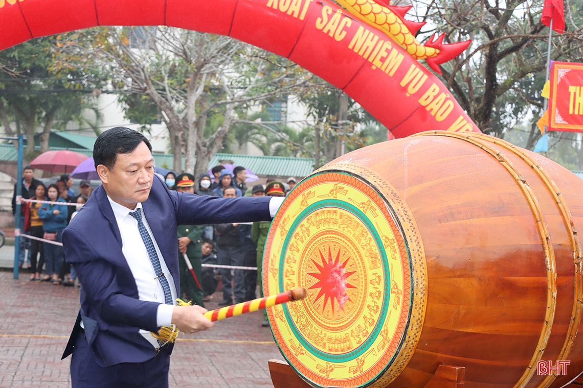 Phó Tổng Tham mưu trưởng QĐND Việt Nam và Chủ tịch UBND tỉnh dự lễ giao quân tại Đức Thọ