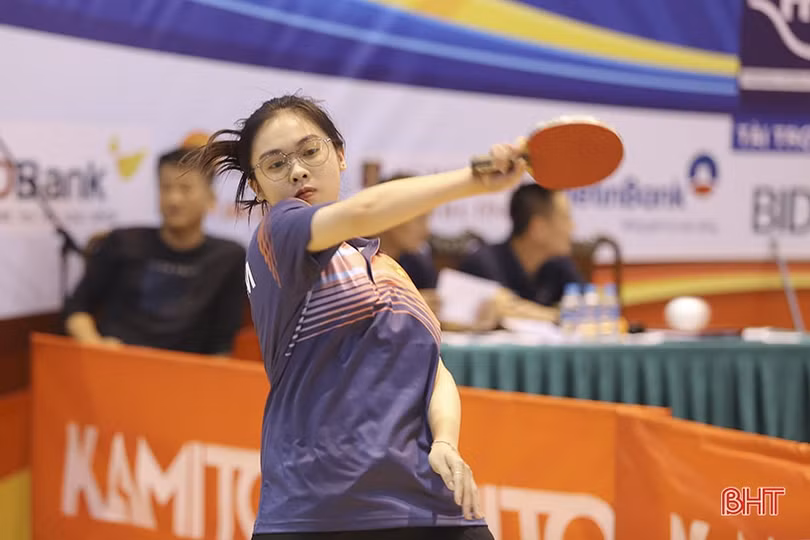 Ngắm “bóng hồng” tranh tài tại Giải Bóng bàn Báo Hà Tĩnh