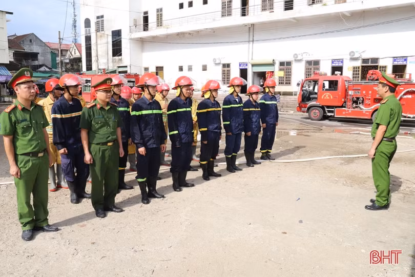 Hơn 50 người tham gia diễn tập phòng cháy, chữa cháy tại chợ Phố Châu