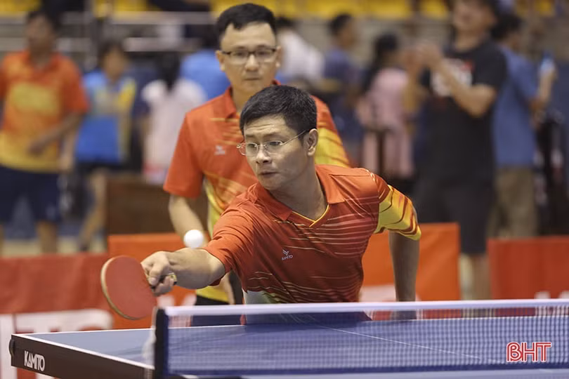 Nhiều pha bóng hấp dẫn trong trận chung kết đôi nam, đôi nam nữ Giải Bóng bàn Báo Hà Tĩnh