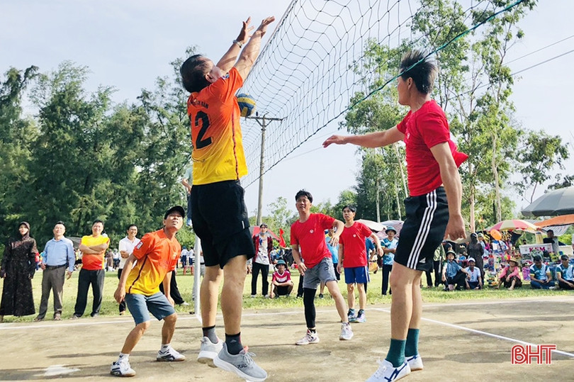 Khởi tranh giải bóng chuyền chào mừng Lễ hội đền Lê Khôi