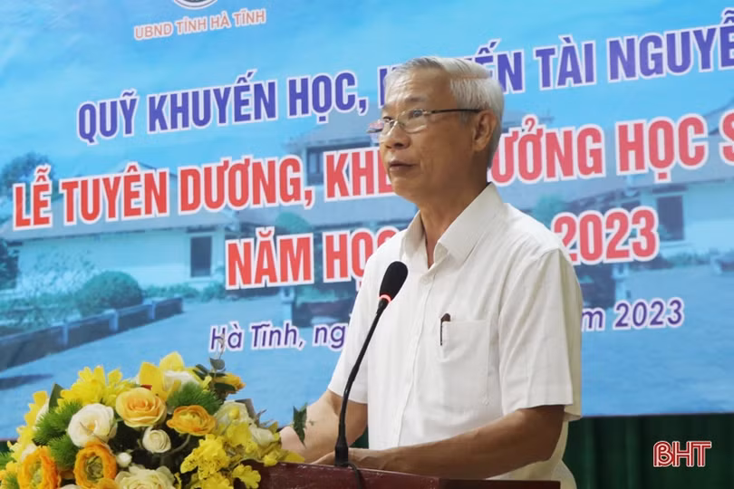 Trao thưởng hơn 650 triệu đồng cho giáo viên, học sinh giỏi Hà Tĩnh