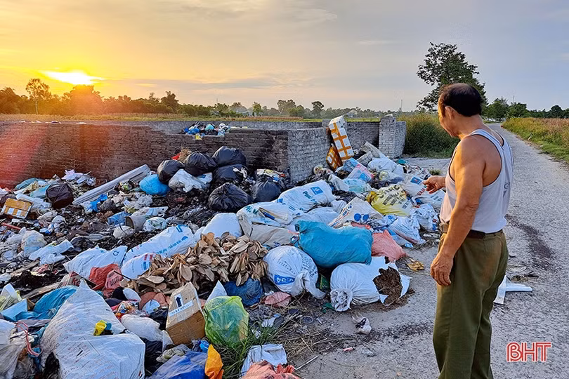 Đổ rác bừa bãi gây ô nhiễm môi trường ở Nghi Xuân