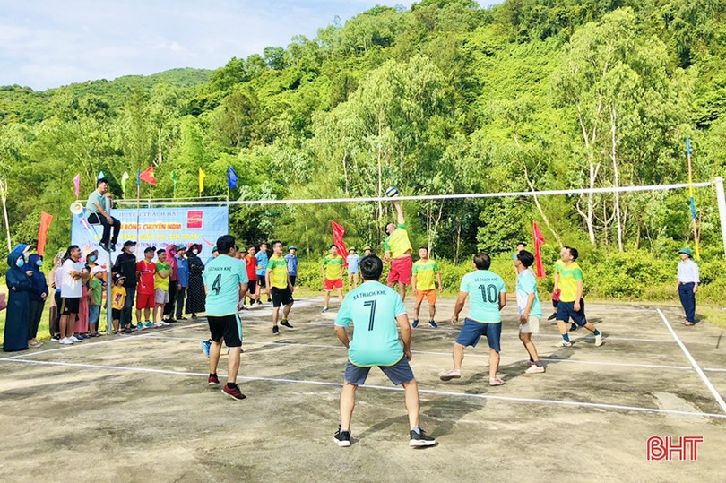 Khởi tranh giải bóng chuyền chào mừng Lễ hội đền Lê Khôi