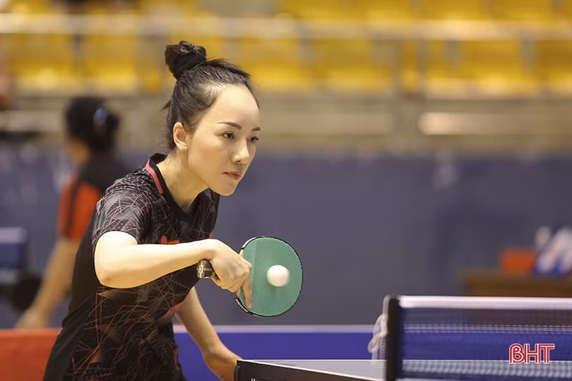 Ngắm “bóng hồng” tranh tài tại Giải Bóng bàn Báo Hà Tĩnh