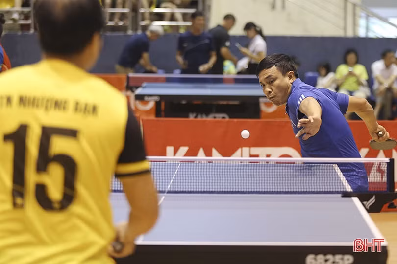 Những trận bán kết kịch tính tại Giải Bóng bàn Báo Hà Tĩnh