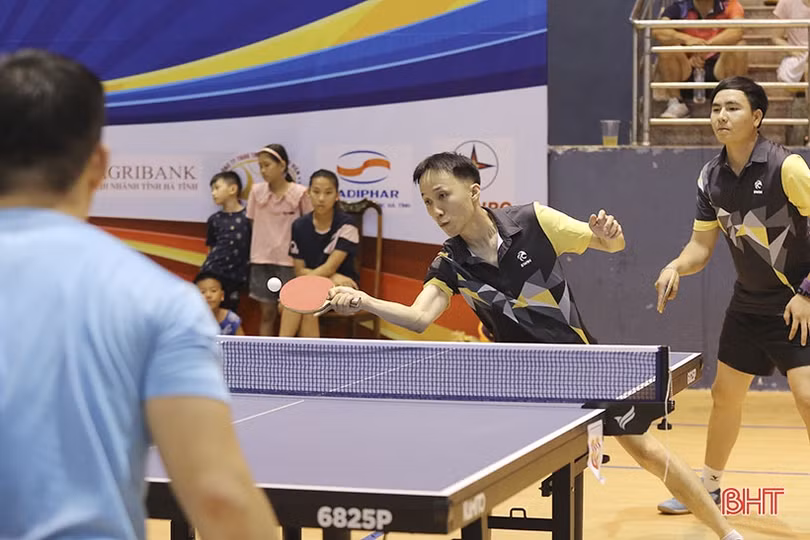 Những trận bán kết kịch tính tại Giải Bóng bàn Báo Hà Tĩnh