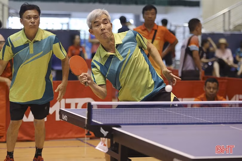 Nhiều pha bóng hấp dẫn trong trận chung kết đôi nam, đôi nam nữ Giải Bóng bàn Báo Hà Tĩnh