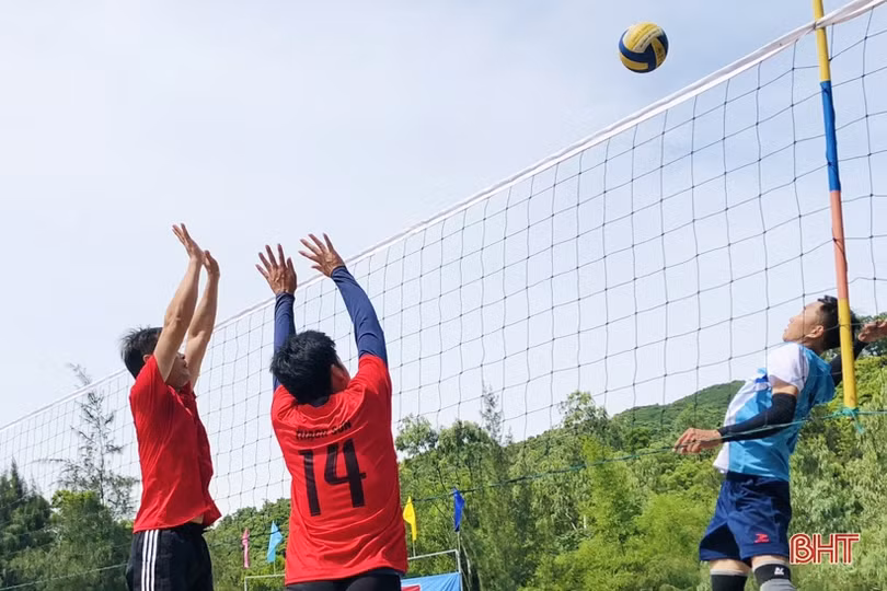 Tượng Sơn giải nhất bóng chuyền nam cán bộ, công chức cấp xã Thạch Hà