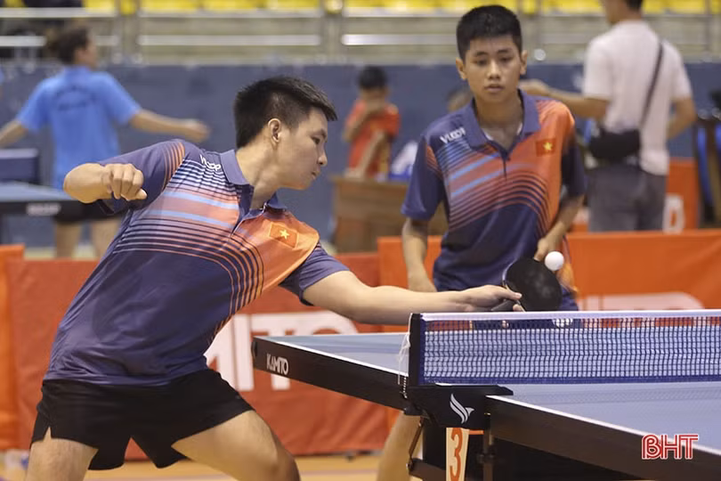 Nhiều pha bóng hấp dẫn trong trận chung kết đôi nam, đôi nam nữ Giải Bóng bàn Báo Hà Tĩnh