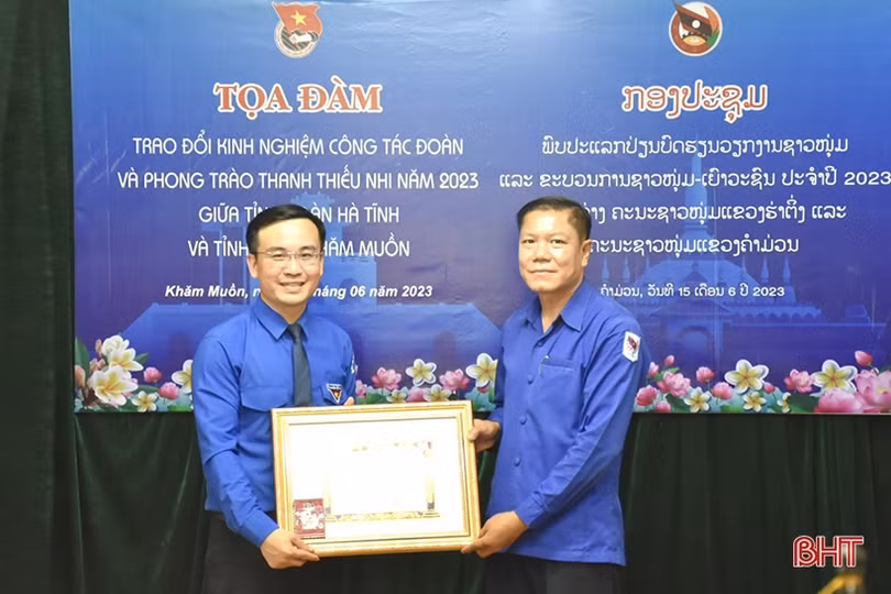 Đoàn tình nguyện Hà Tĩnh tại Khăm Muồn tổ chức nhiều hoạt động thiện nguyện