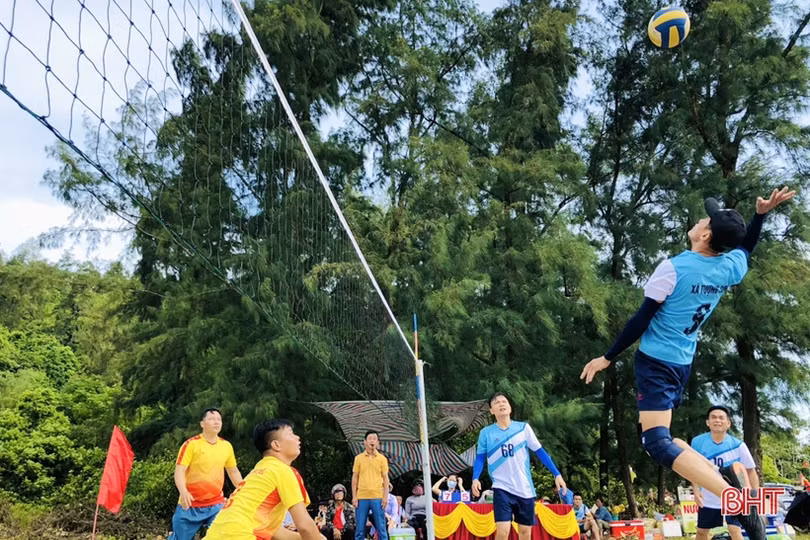 Tượng Sơn giải nhất bóng chuyền nam cán bộ, công chức cấp xã Thạch Hà